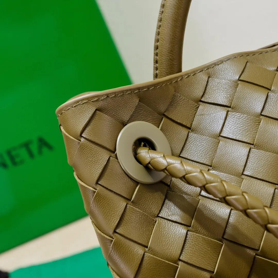 The 2023 new Andiamo batch of 2260 BV has been shipped‼ ️Really popular🔥The new Andiamo woven handbag launched by Bottega Veneta this season is really popular all over the world! ! Celebrities at home and abroad have worn it, and Oscar-winning actress Michelle Yeoh has taken it out on the street. Song Jia, Trai Yara, Yu Feihong, Sanji Ayaka, Rosie Hunting-Whiteley, Yoshioka Riho, etc. have all picked up this bag. It is classic and versatile, showing off its temperament, and the bag capacity is also large, which is very convenient for daily commuting! ! A variety of carrying methods, the shoulder straps can be adjusted by yourself, the original lambskin feels soft and delicate, and the unisex style breaks gender boundaries and brings a more practical and longer-lasting use experience. Andiamo, which has both elegant and casual styles, perfectly interprets the true appearance of "fashionable old money style". Style number: 8463 Size: 32*24*12
